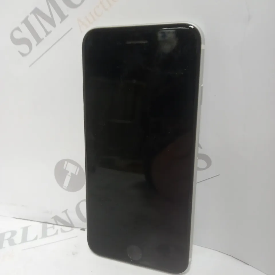 APPLE IPHONE SE SMARTPHONE IN WHITE	