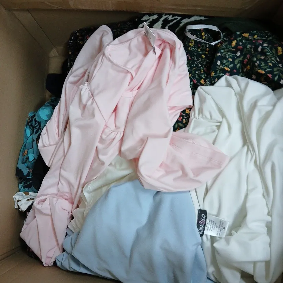 BOX OF APPROXIMATELY 10 ASSORTED CLOTHING ITEMS IN VARIOUS STYLES, COLOURS AND SIZES 