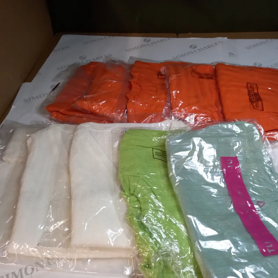 APPROX. 10 ASSORTED CLOTHING ITEMS IN VARIOUS COLOURS AND SIZES 