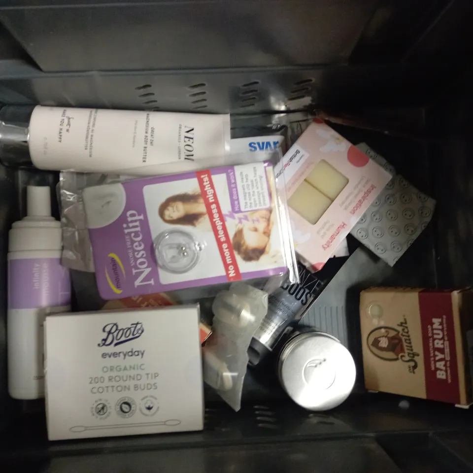 BOX OF APPROXIMATELY 20 COSMETIC ITEMS TO INCLUDE - PANTENE SMOOTH & SLEEK SHAMPOO - PRONAMEL TOOTHPASTE - AVEENO FLARE RELIEF LOTION - ETC 