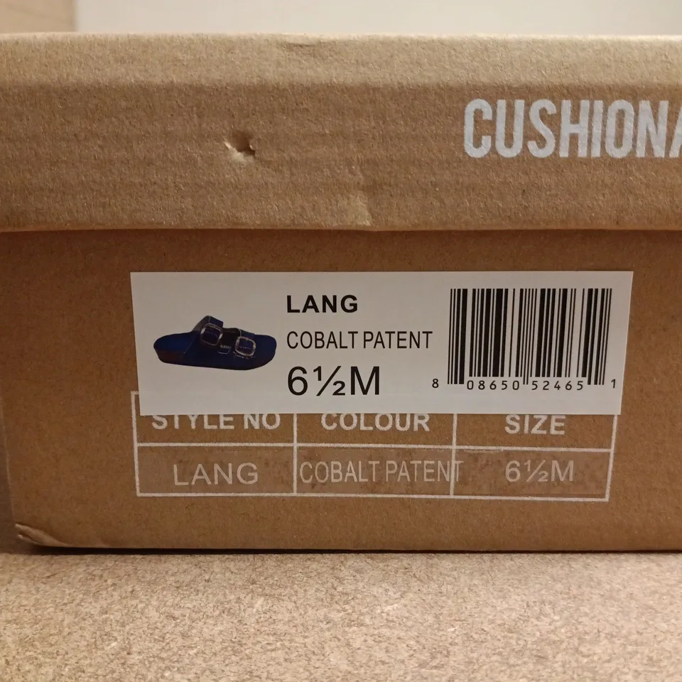 BOXED PAIR OF CUSHIONAIRE LANG COBALT PATENT SANDALS – UK 6.5