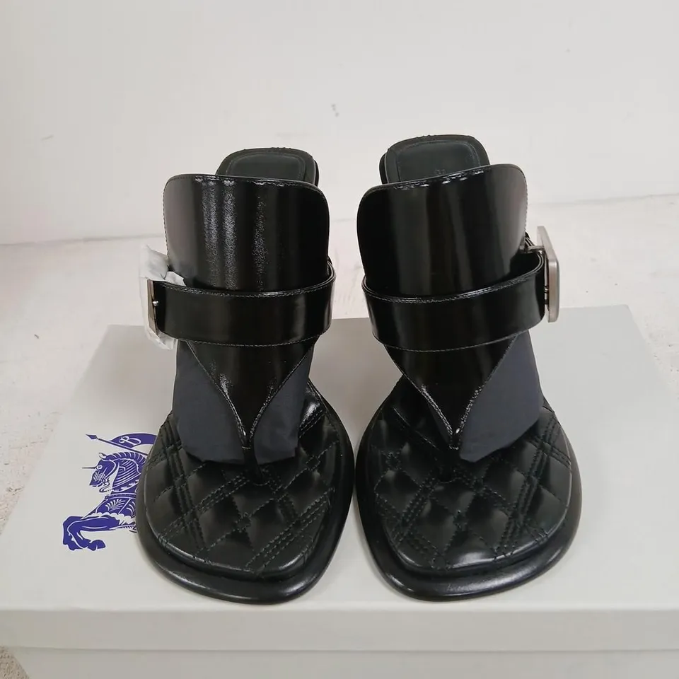 BURBERRY BLACK LEATHER BAY SANDAL – QUILTED FOOTBED, BUCKLE STRAP, UK 5 (EU 38)