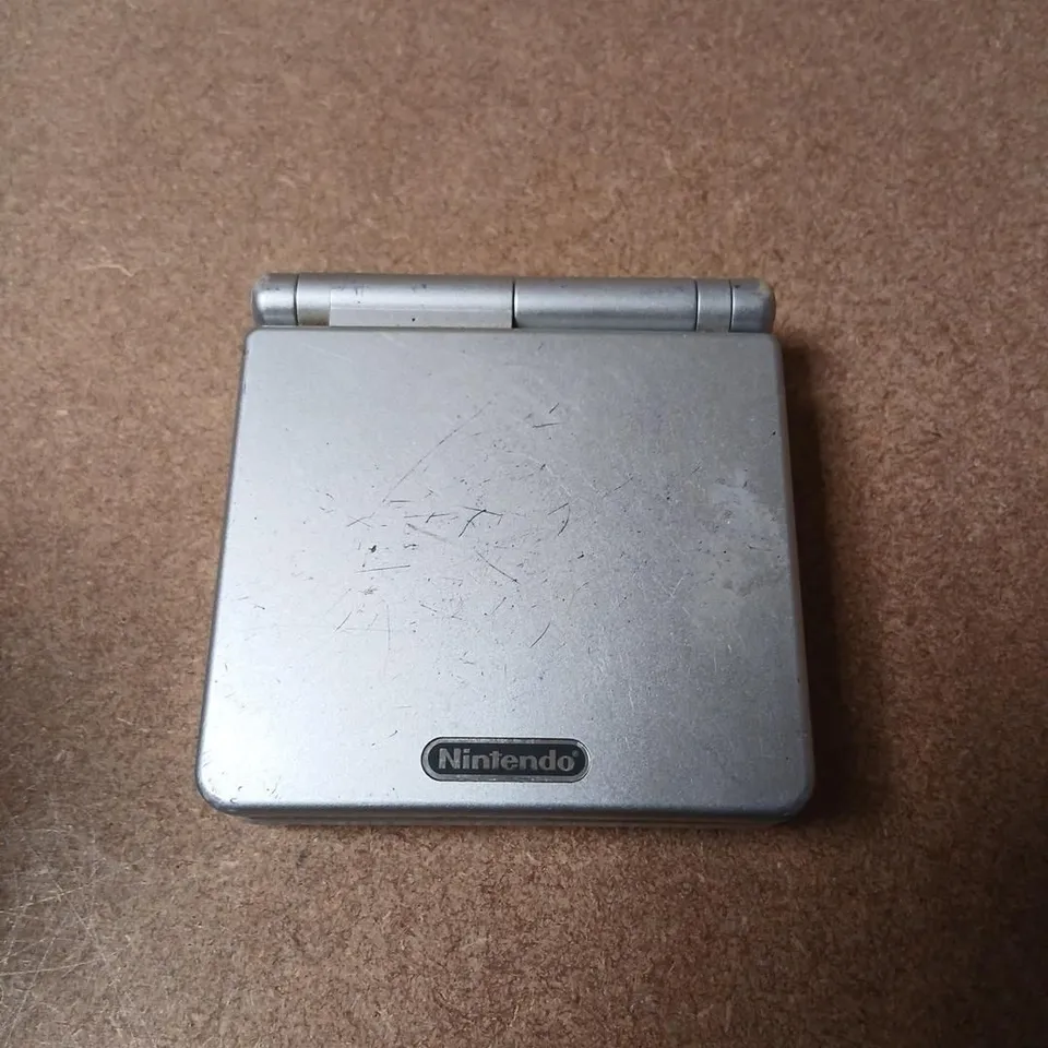NINTENDO GAME BOY ADVANCE SP (SILVER)