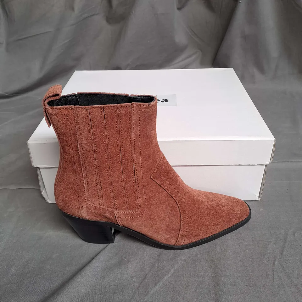 BOXED PAIR OF SOLEA FARES ANKLE BOOTS IN BROWN SUEDE SIZE 4