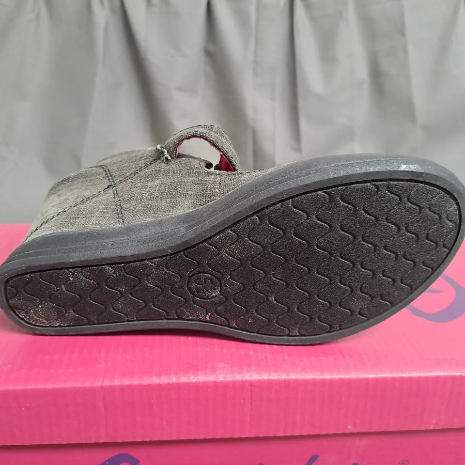 BOX OF APPROXIMATELY 8 PAIRS OF BLACK GUPPY LOVE WEDGE SHOES IN VARIOUS SIZES 