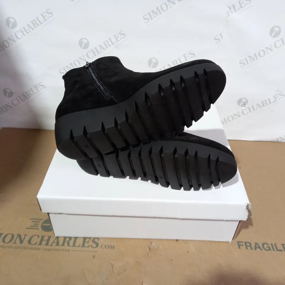 BOXED PAIR OF SHOON BLACK BOOTS - SIZE 39