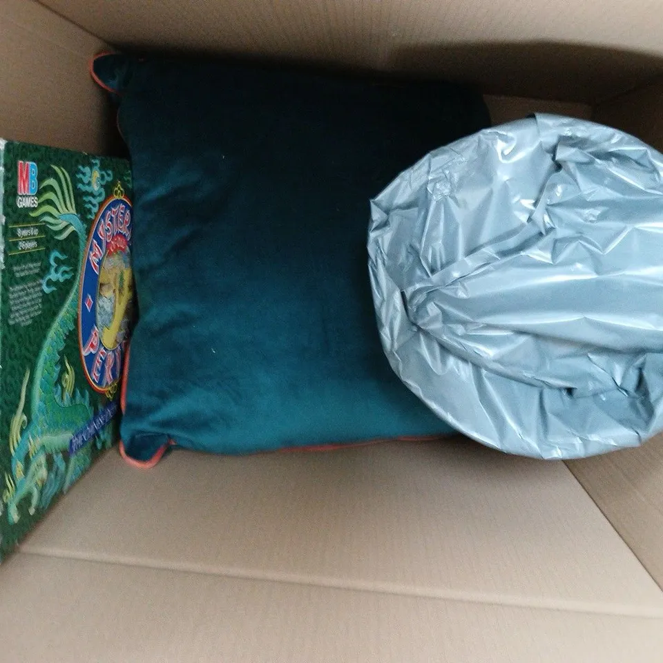 BOARD GAME WITH CUSHION SET AND STAR-WRAPPED CYLINDER (MIXED LOT)
