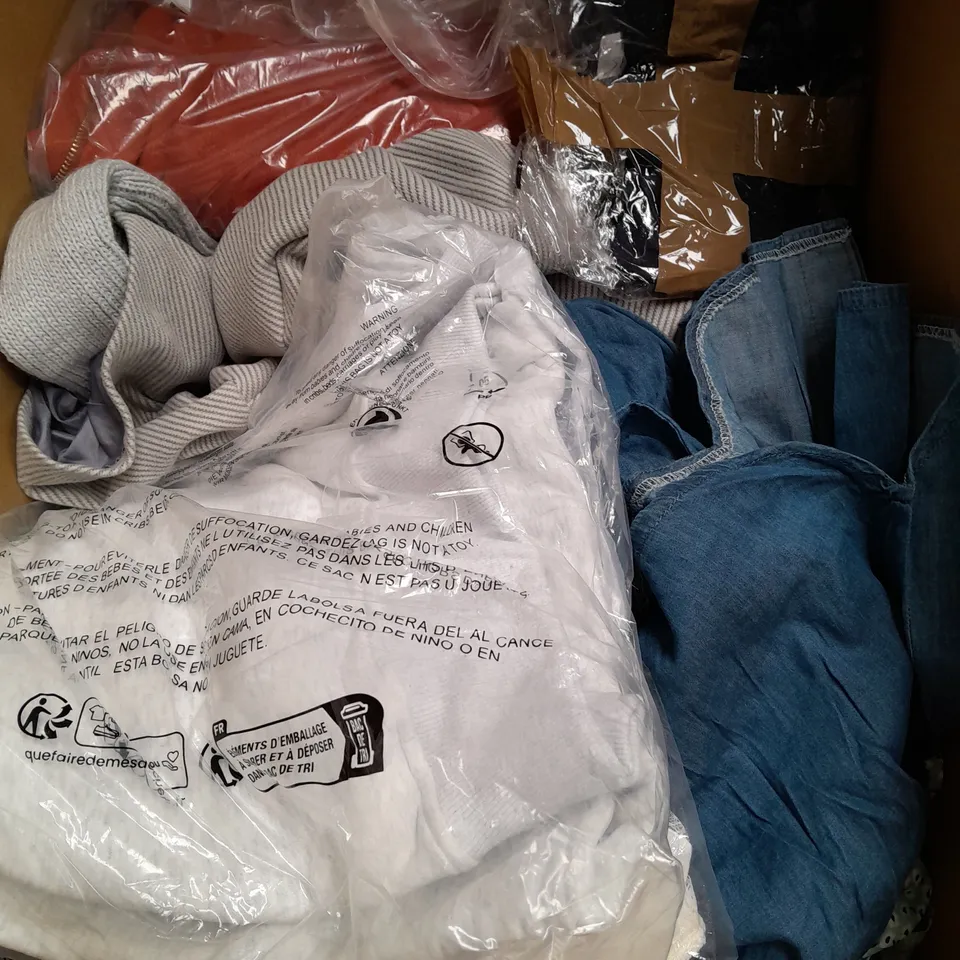 BOX OF APPROXIMATELY 20 ASSORTED CLOTHING ITEMS TO INCLUDE - SOCKS , CARGO JEANS , BRA ETC