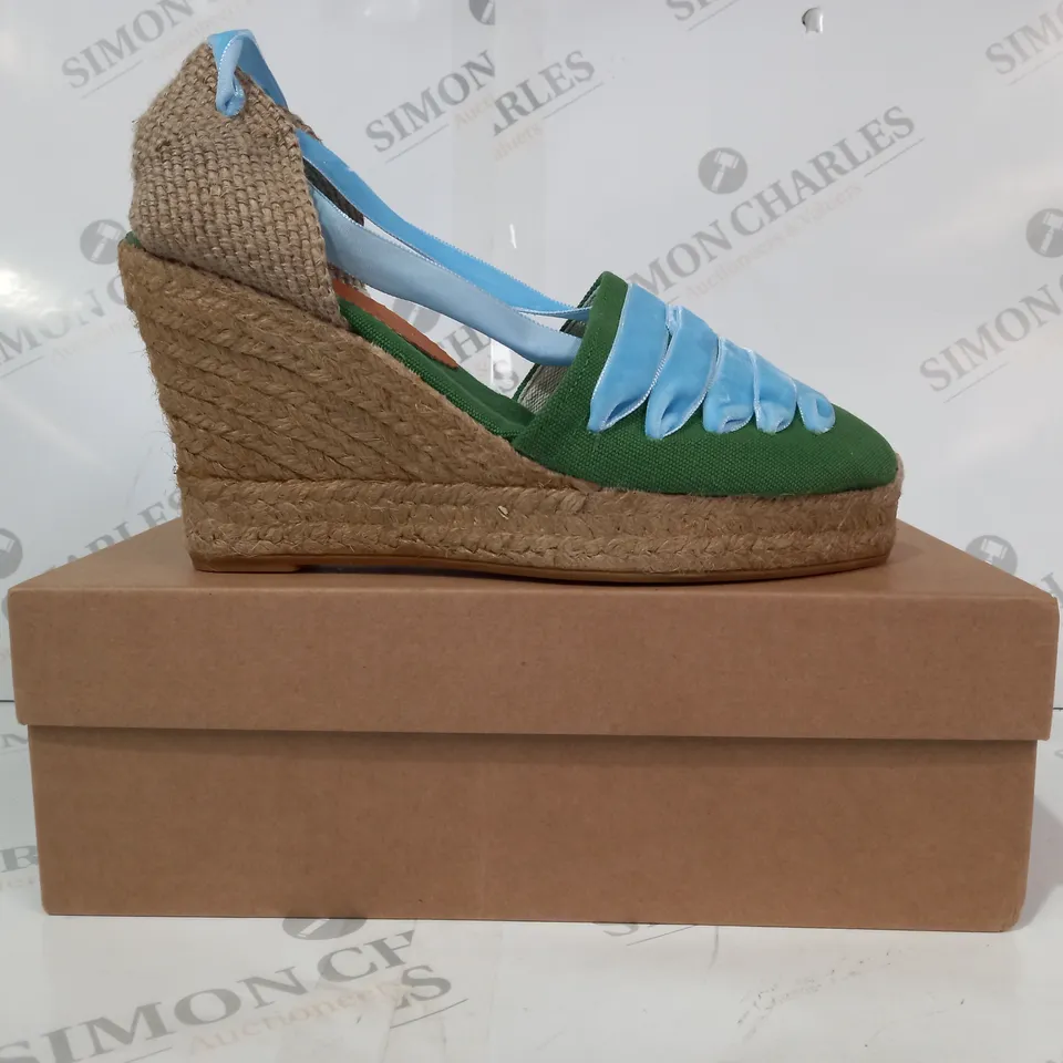 BOXED PAIR OF PENELOPE CHILVERS HIGH VALENCIANA CLOSED TOE WEDGES IN GREEN/SKY BLUE EU SIZE 38