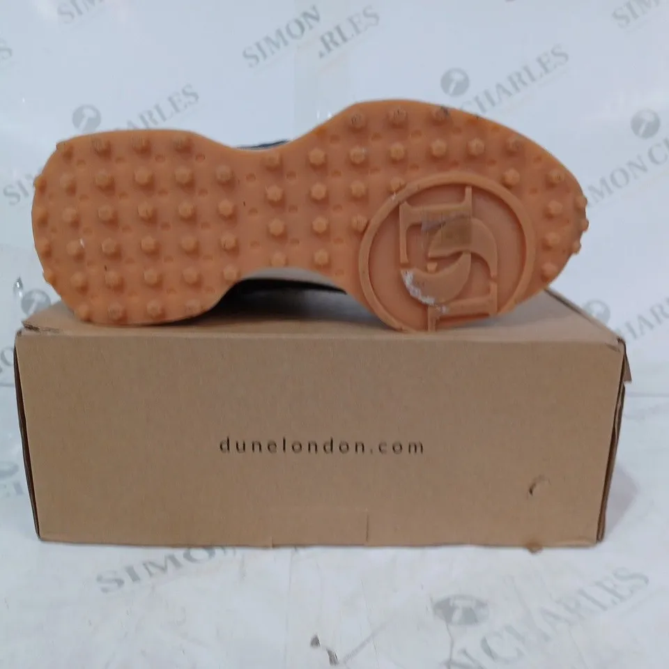 BOXED PAIR OF DUNE LONDON EMBOSSE LEATHER LACE UP SHOES IN BLACK/WHITE SIZE 7