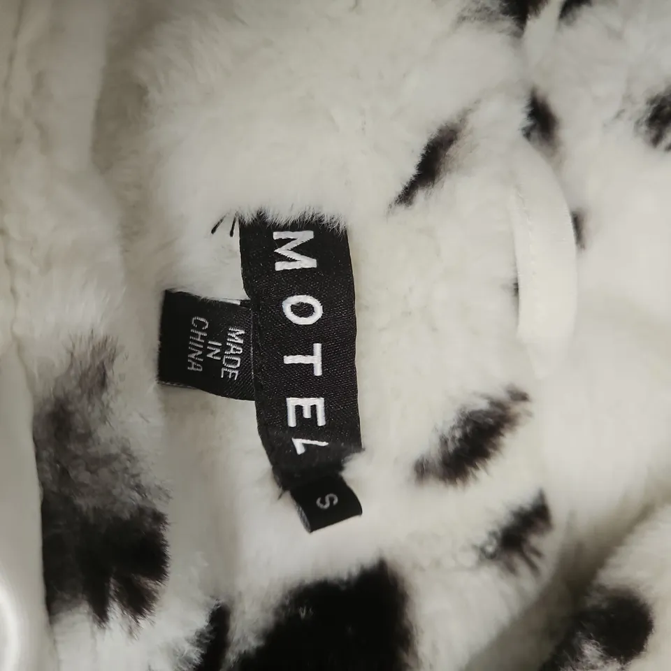 DALMATIAN PRINT FLEECE MOTEL