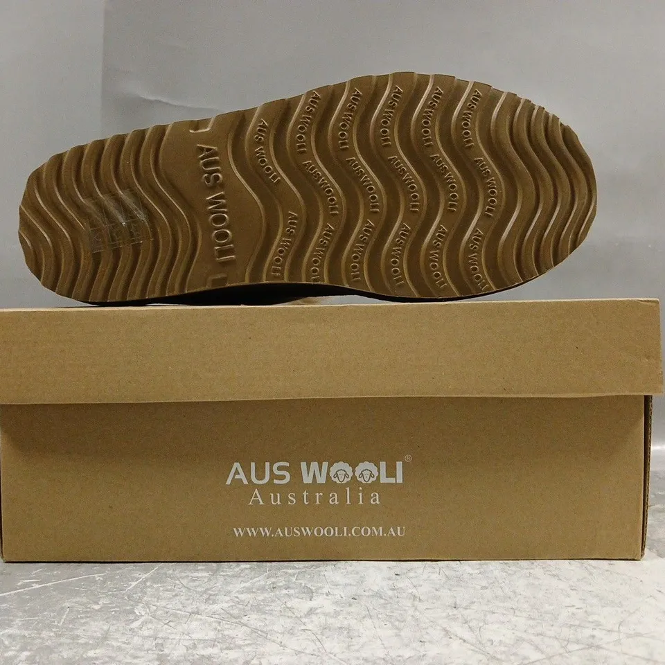 BOXED PAIR OF AUS WOOLI CABARITA BOOTS IN CHESTNUT SIZE UK 5