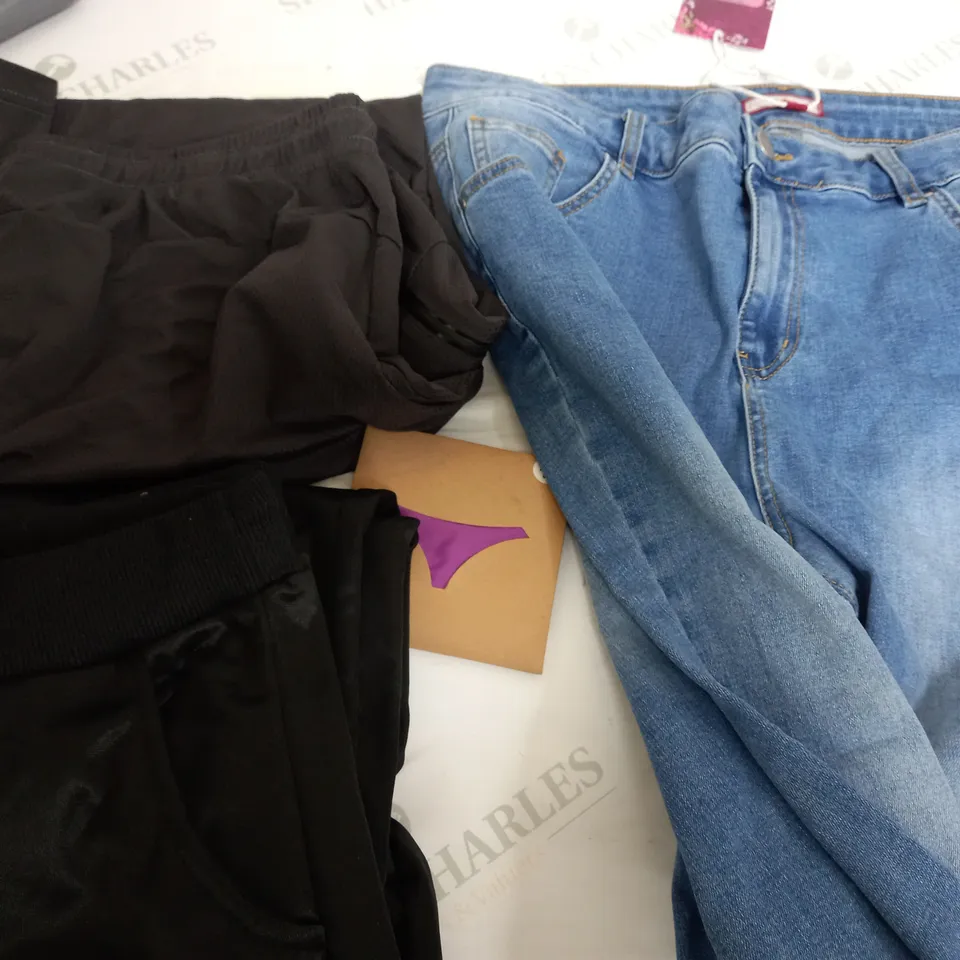 BOX OF APPROXIMATELY 25 ASSORTED CLOTHING ITEMS TO INCUDE - JEANS , TROUSERS , SHORTS ETC
