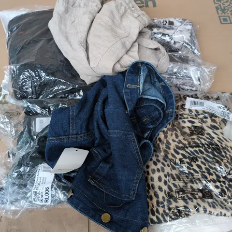APPROXIMATELY 30 ASSORTED CLOTHING ITEMS IN VARIOUS SIZES, STYLES & COLOURS TO INCLUDE BRANDS SUCH AS NEW LOOK, M&S, FASHION CLASSIC, ETC - COLLECTION ONLY