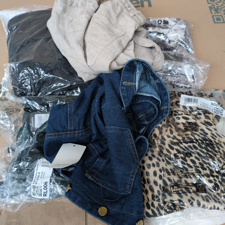 APPROXIMATELY 30 ASSORTED CLOTHING ITEMS IN VARIOUS SIZES, STYLES & COLOURS TO INCLUDE BRANDS SUCH AS NEW LOOK, M&S, FASHION CLASSIC, ETC - COLLECTION ONLY