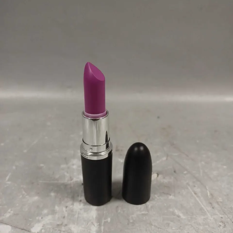 MAC MACXIMAL SLEEK SATIN LIPSTICK IN 822 VIOLET VAPOUR