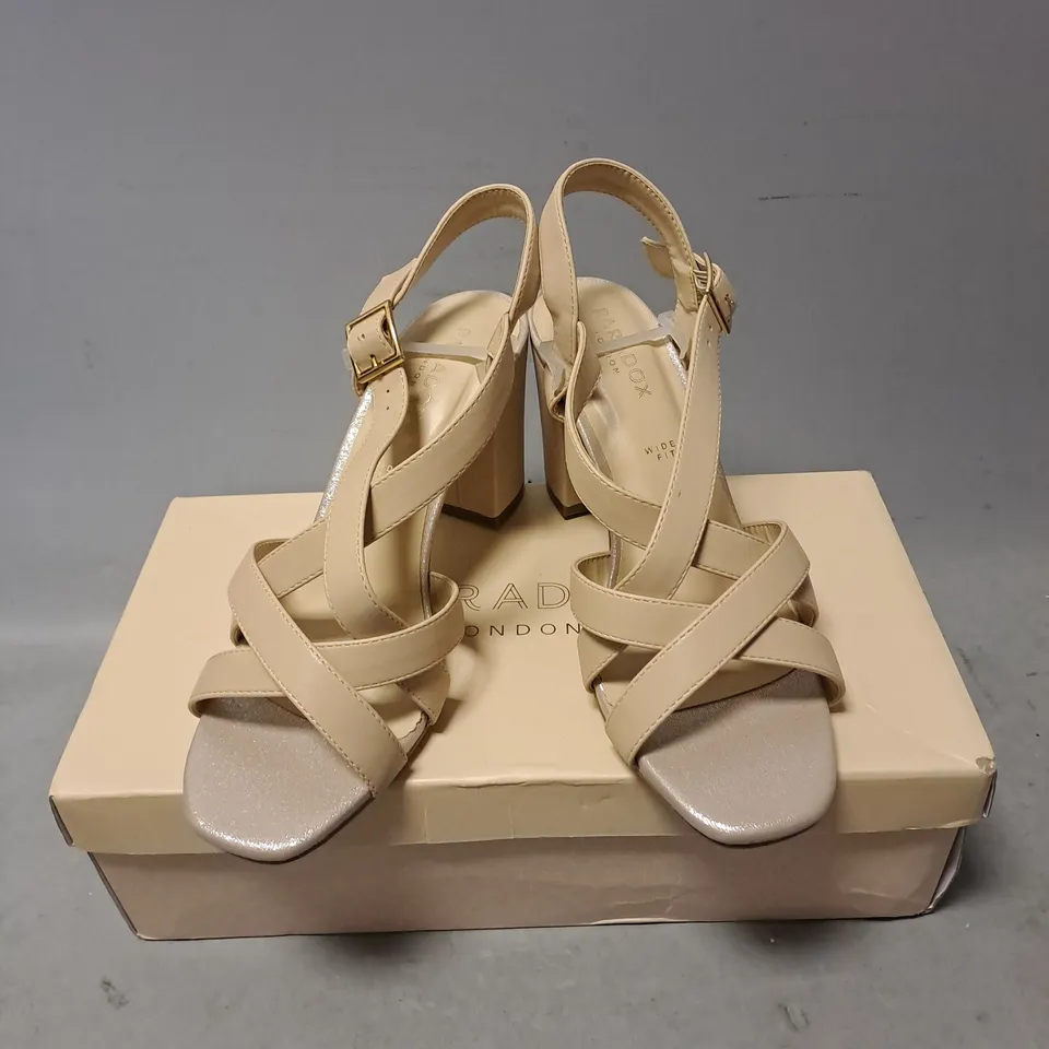 BOXED PAIR OF PARADOX HILDE WIDE FIT FAUX LEATHER HEELS IN NUDE SIZE 6