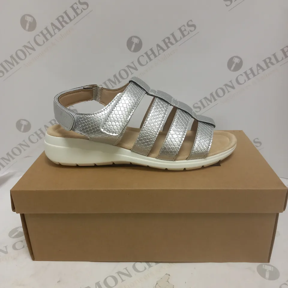 BOXED PAIR OF CUSHION WALK ONE TOUCH CLOSE SANDALS IN SILVER - SIZE 5