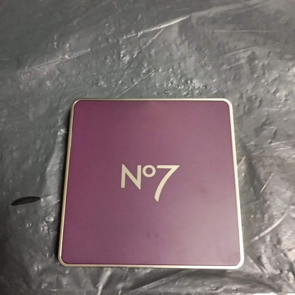 NO7 A TOUCH OF GLAMOUR FACE PALETTE