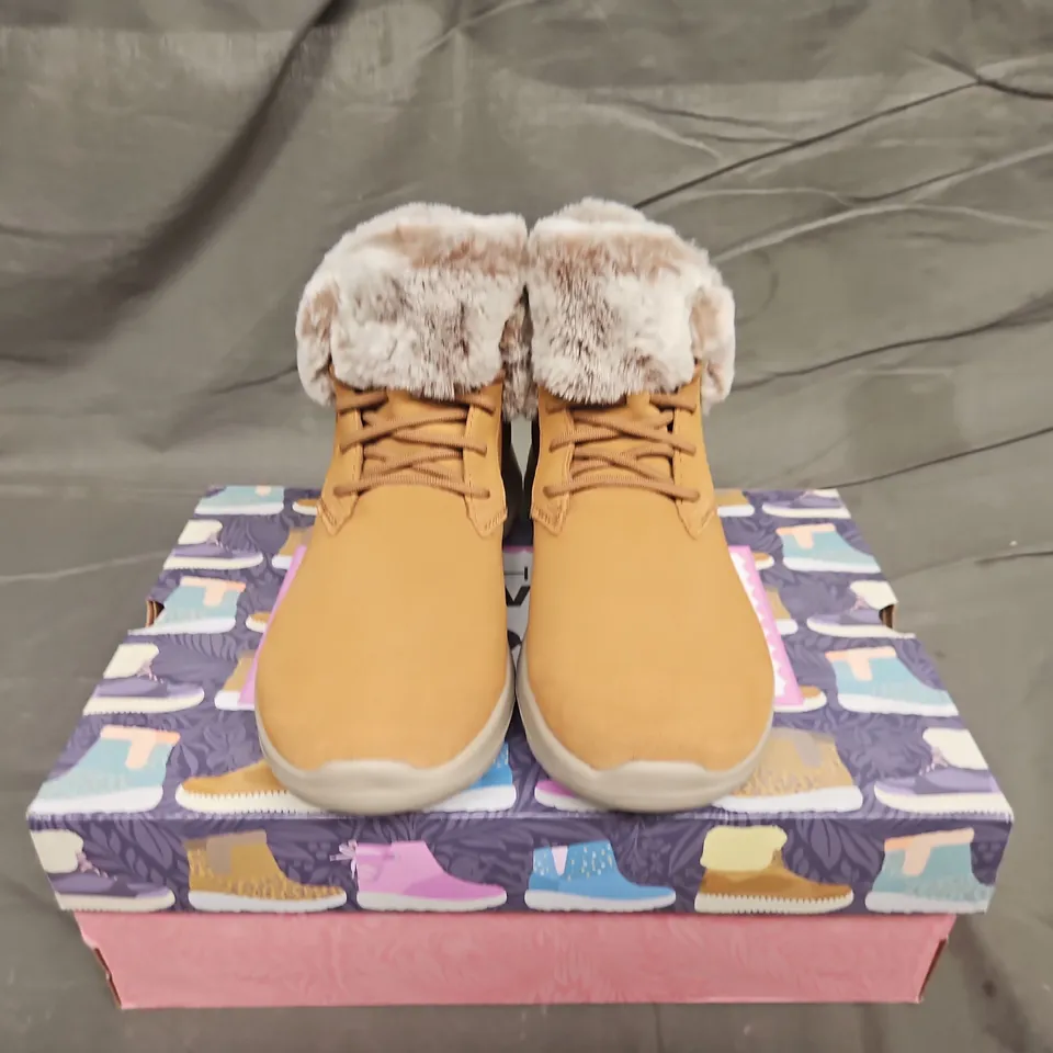 BOXED PAIR OF SKECHER JOY DREAM BOOTS - UK SIZE 6