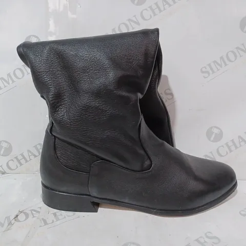 BOXED PAIR OF RED OR DEAD LEATHER BOOTS IN BLACK UK SIZE 6