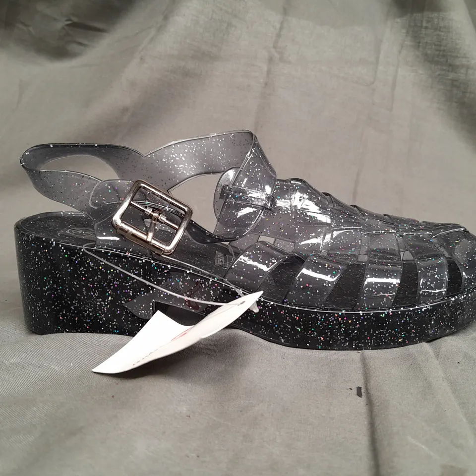 BOX OF APPROX 20 ASPIRE GREY GLITTER HEELED SANDALS IN VARIOUS SIZES