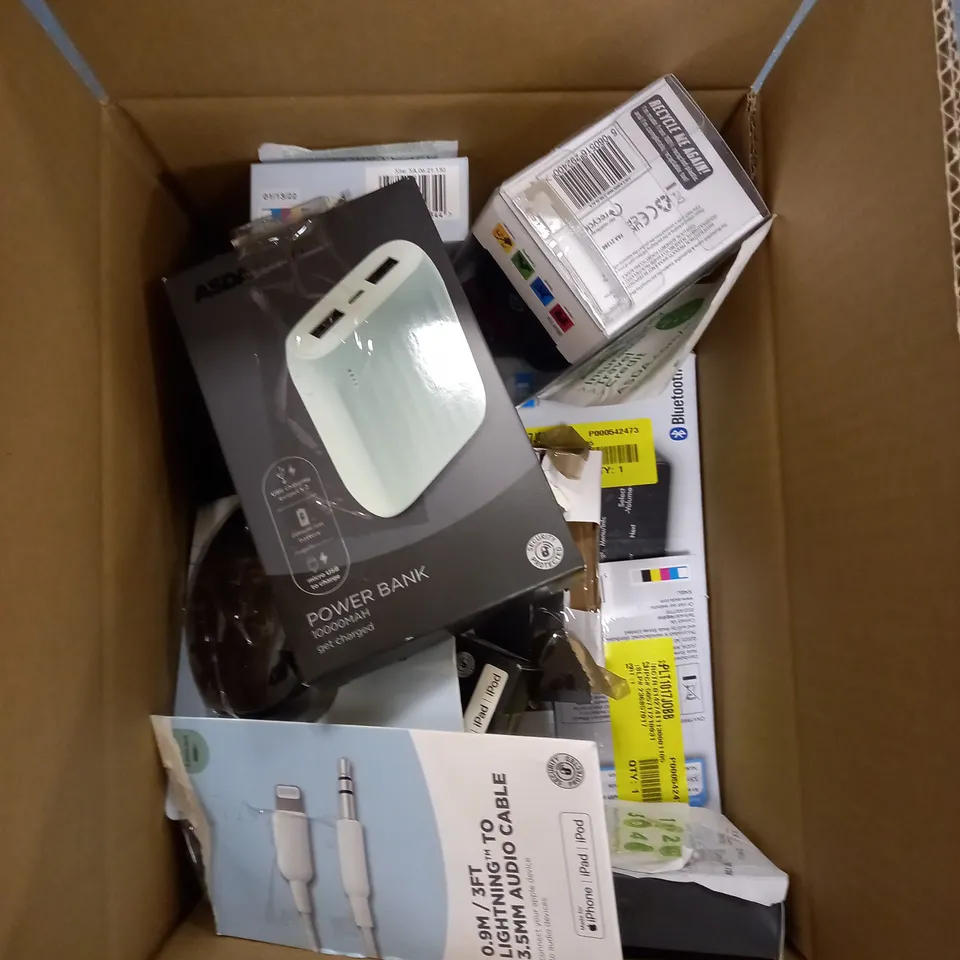 LOT OF APPROX 12 ASSORTED ELECTRICAL ITEMS TO INCLUDE WIRELESS MOUSE, AUDIO CABLE, POWER BANK ETC