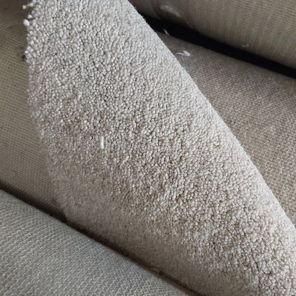 ROLL OF QUALITY BEIGE CARPET 4M × size unspecified 