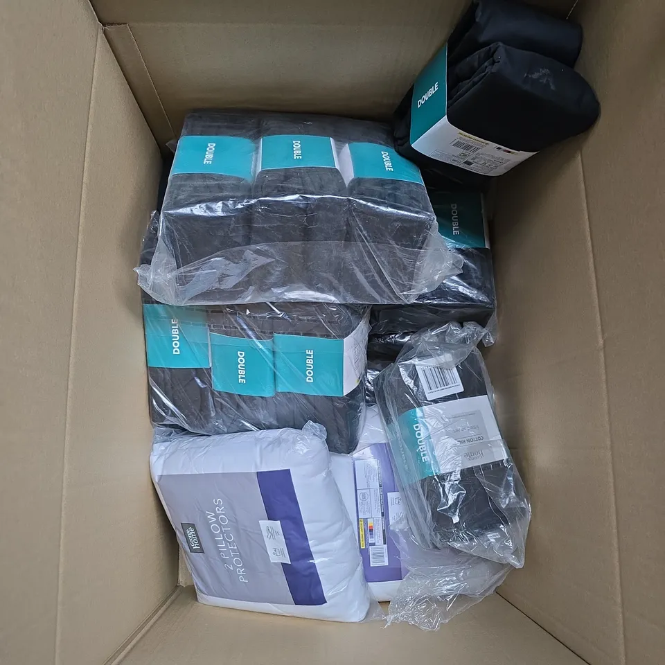APPROXIMATELY 20 ASSORTED BEDDING ITEMS TO INCLUDE PILLOW PROTECTORS, FITTED SHEETS - COLLECTION ONLY 