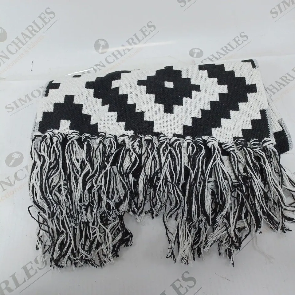 BLACK AND WHITE SCARF WITH TASSLES