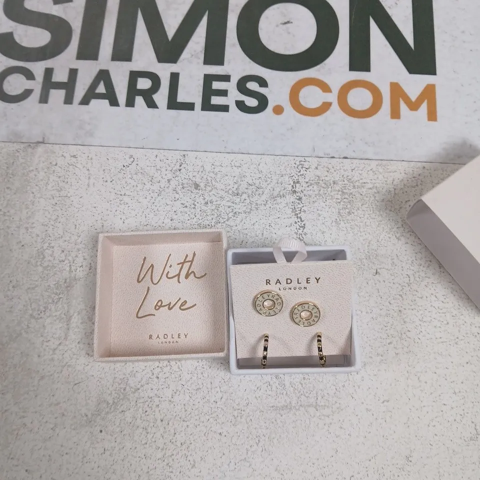 RADLEY LONDON JEWELLERY SET – GOLD-TONE STUD EARRINGS AND SMALL HOOP EARRINGS