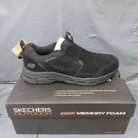 BOXED PAIR OF SKECHERS SLIP ON COMFORT TRAINERS - 9.5