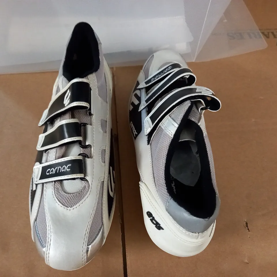 PAIR OF CARNAC EOS CYCLING SHOES IN WHITE SILVER BLACK - FR 43 US 10