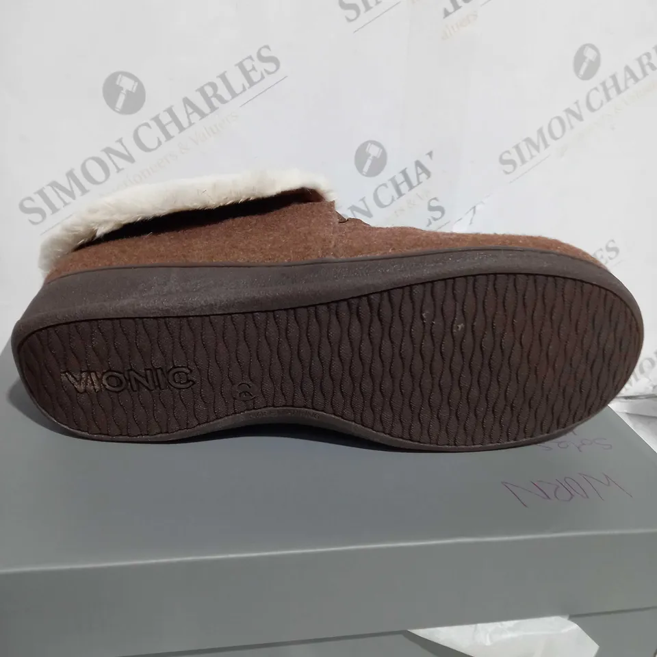 BOXED VIONIC BELIEVE SLIPPERS IN TOFFEE SIZE 8