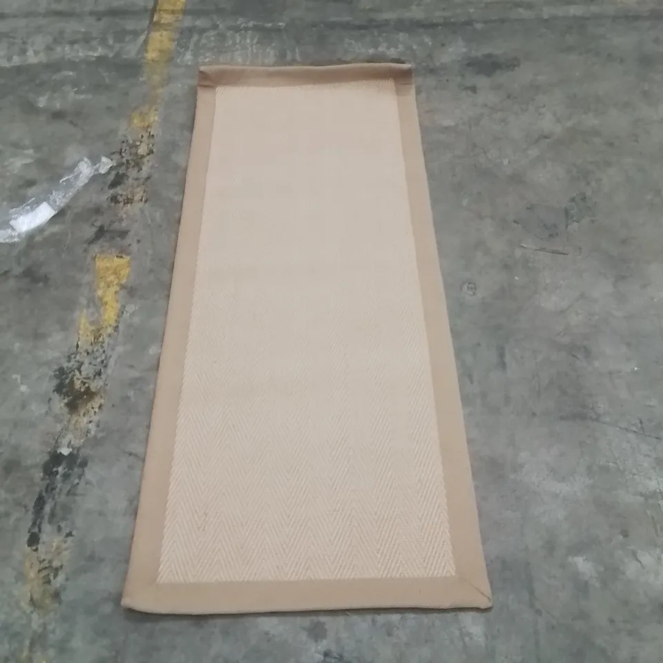 QUALITY DESIGNER AREA RUG - APPROXIMATELY 150X60CM