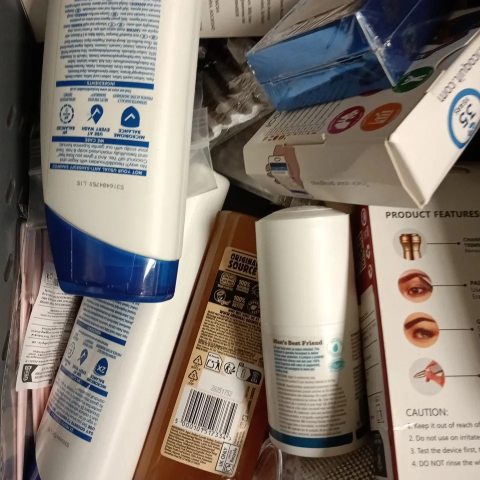 APPROXIMATELY 15 ASSORTED HEALTH & BEAUTY PRODUCTS TO INCLUDE BULL DOG SHOWER GEL, LIZ EARLE CLOTHS, ORIGINAL SOURCE SHOWER GEL ETC 