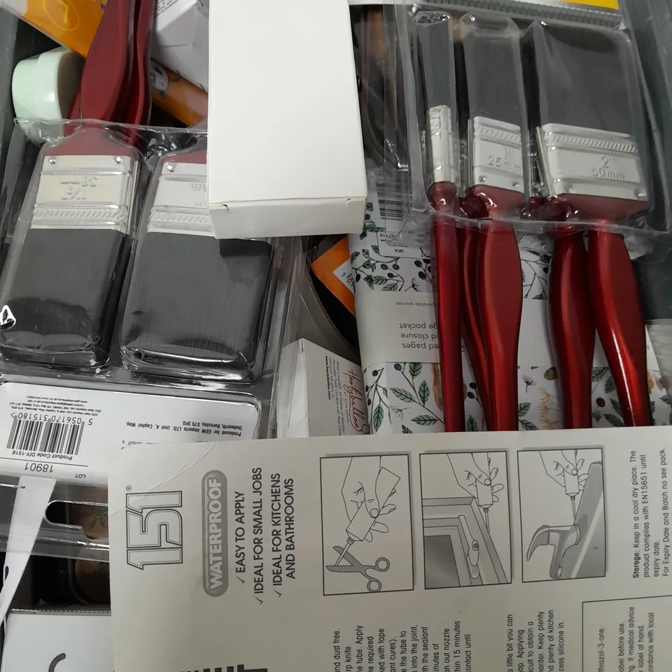 BOX OF APPROXIMATELY 15 ASSORTED ITEMS TO INCLUDE - PAINT BRUSHES, PLACEMATS, JOURNAL ETC