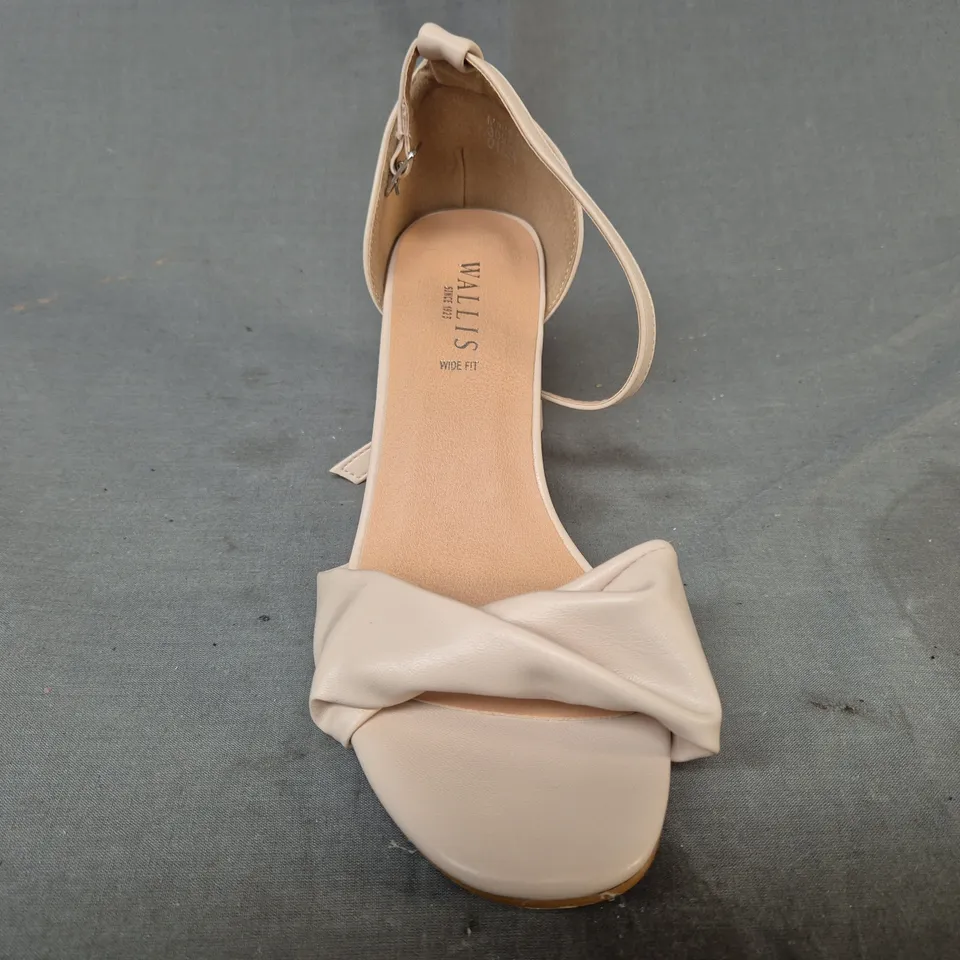 BOXED PAIR OF WALLIS OPEN TOE BLOCK HEEL SANDALS IN NATURAL SIZE 5