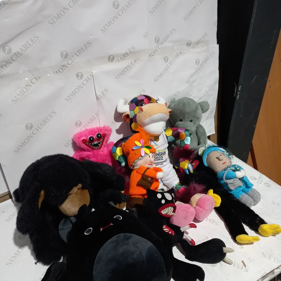 LOT OF APPROXIMATELY 8 STUFFED TEDDIES TO INCLUDE HUGGY WUGGY, QUEEN ELIZABETH AND BIRMINGHAM 2022 COMMENWEALTH GAMES 