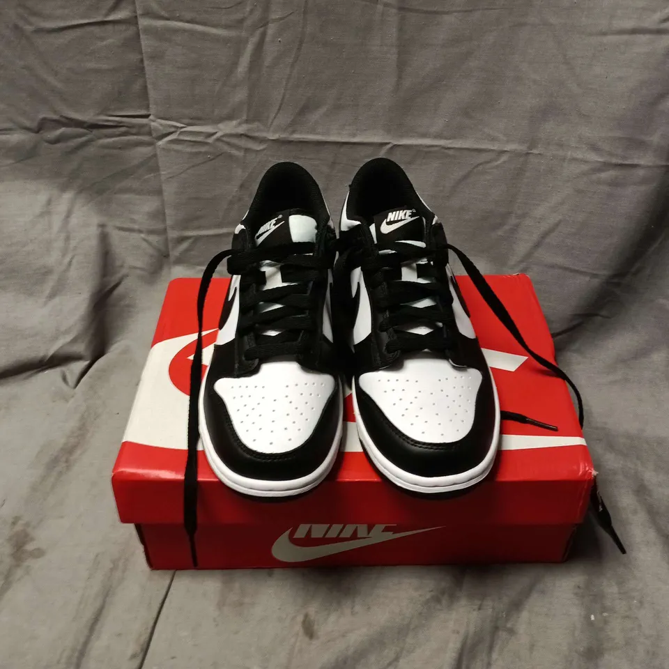 BOXED PAIR OF NIKE DUNK LOW TRAINERS IN WHITE/BLACK - UK 5.5