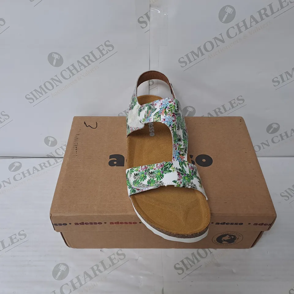 BOXED PAIR OF ADESSO TAMMY ADJUSTABLE FOOTBED SANDALS IN TROPICAL SIZE 6