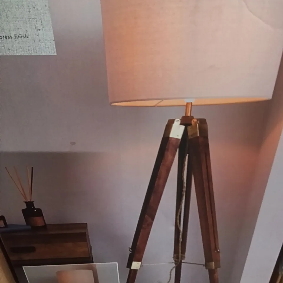 BOXED DUNHELM TRIO WOODEN TRIPOD FLOOR LAMP