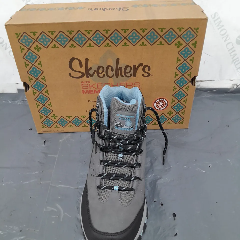 SKECHERS MEMORY FOAM SIZE 7 GREY/BLUE WALKING BOOTS 