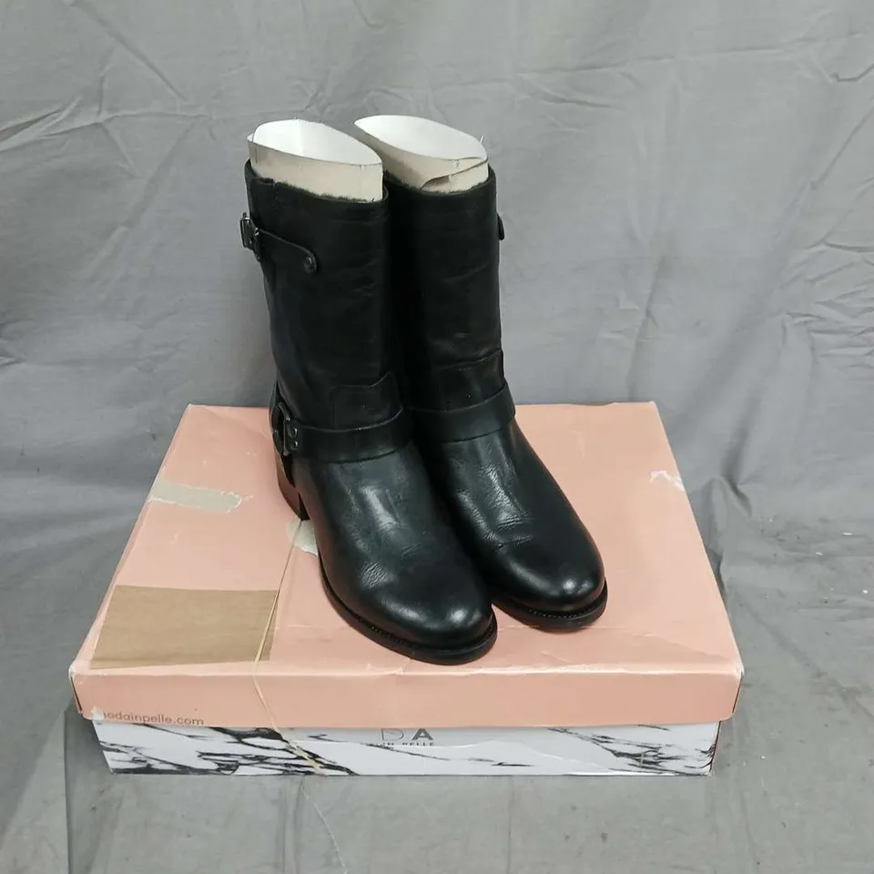 BOXED PAIR OF MODA IN PELLE ORMIE LEATHER BOOTS IN BLACK SIZE 5