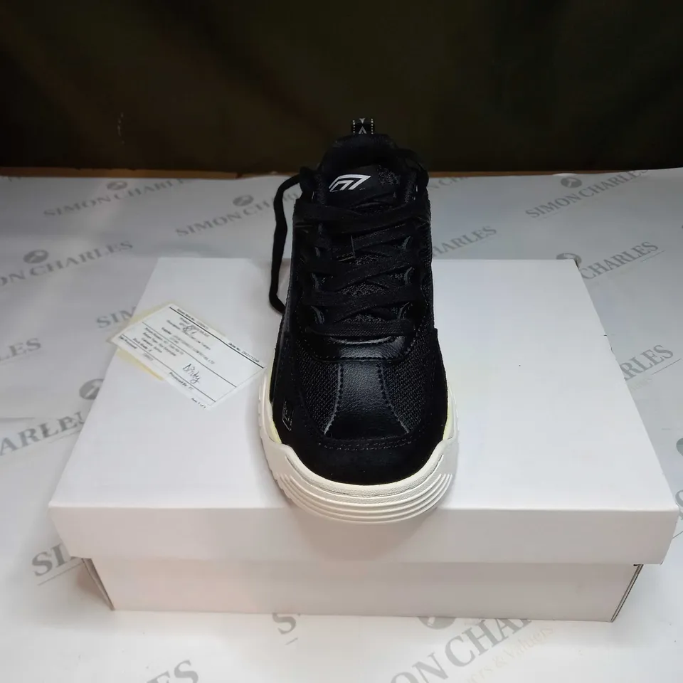 BOXED UMBRO EXERT LOW TRAINERS SIZE 4