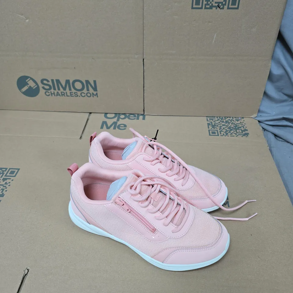 BOX OF APPROXIMATELY 14 ASSORTED ITEMS TO INCLUDE: VIONIC AGILE CASSIS ZIP TRAINER UK 7