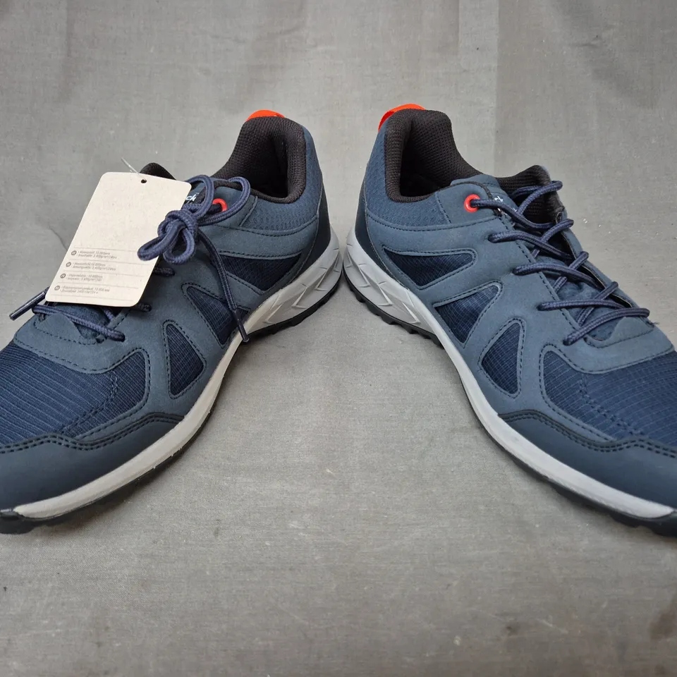 BOXED PAIR OF JACK WOLFSKIN SHOES IN NAVY/RED UK SIZE 9