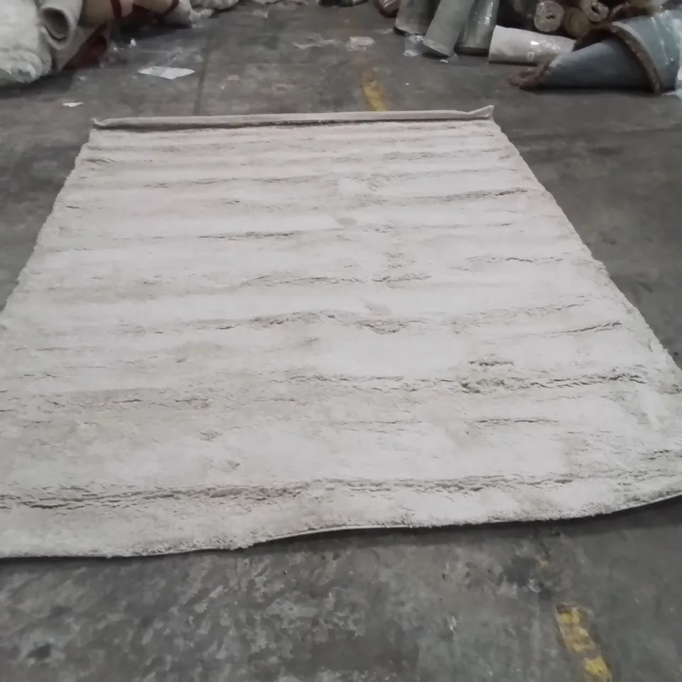 QUALITY DESIGNER AREA RUG - APPROXIMATELY 290X210