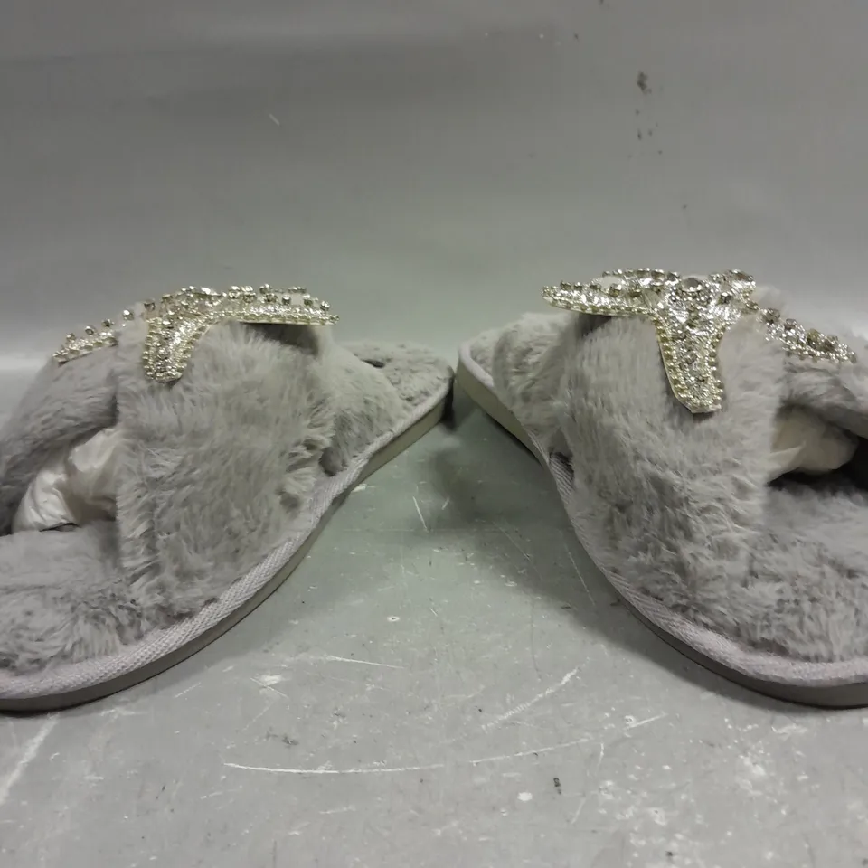 PAIR OF LAINES LONDON FLUFFY SLIPPERS IN GREY - XL