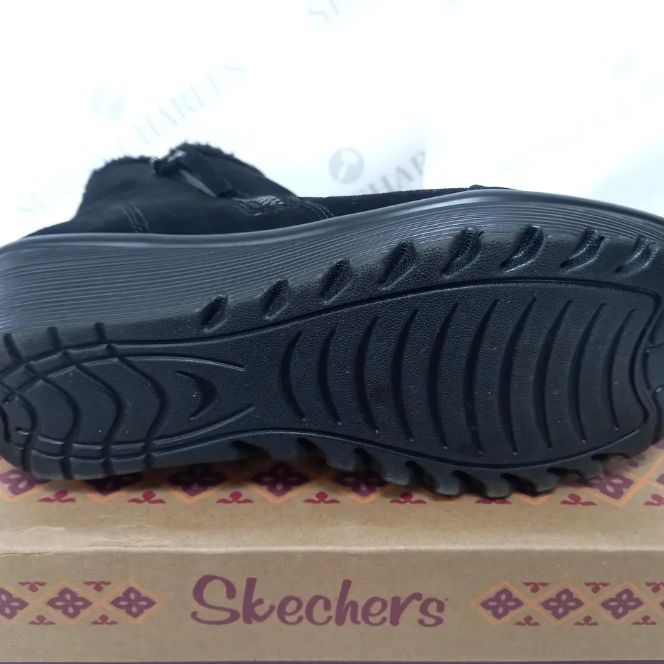 BOXED PAIR OF SKECHERS ZIP BOOTS BLACK SIZE 7